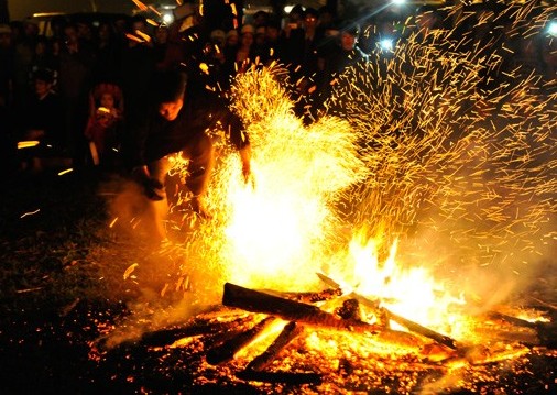 Le saut au - dessus du feu des Pà Then